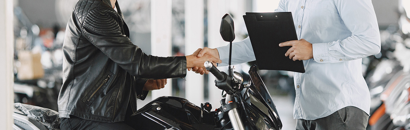 ¿Qué necesito para mi solicitud de crédito al comprar moto?