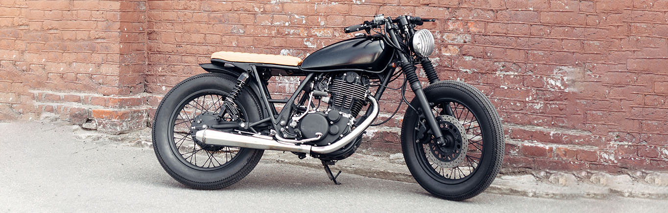 Moda cafe racer para un hombre clásico