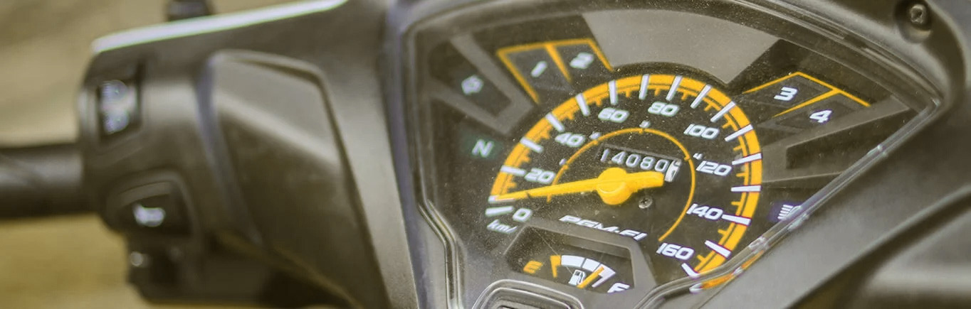¿Cómo leer el tablero para manejar moto como profesional?